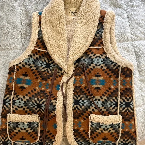 Cozy Patterned Vest with Sherpa Lining - Picture 1 of 2